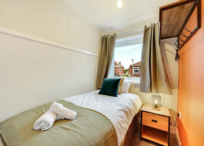3 Bed Home, With Parking Sleeps 5 People Located Close To Etihad Stadium & City Centre - Elm-G House