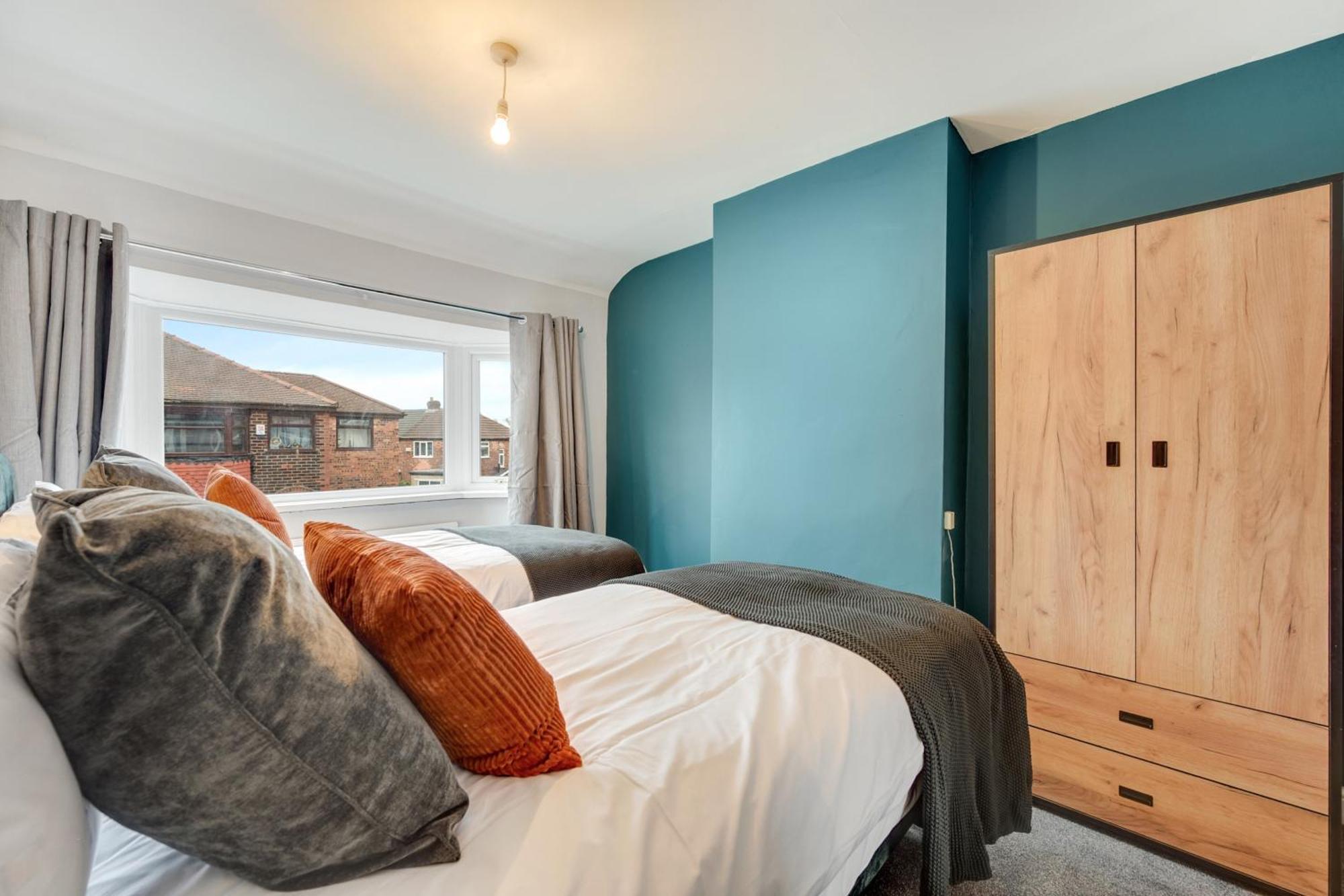 3 Bed Home, With Parking Sleeps 5 People Located Close To Etihad Stadium & Centre - Elm-g House * Droylsden