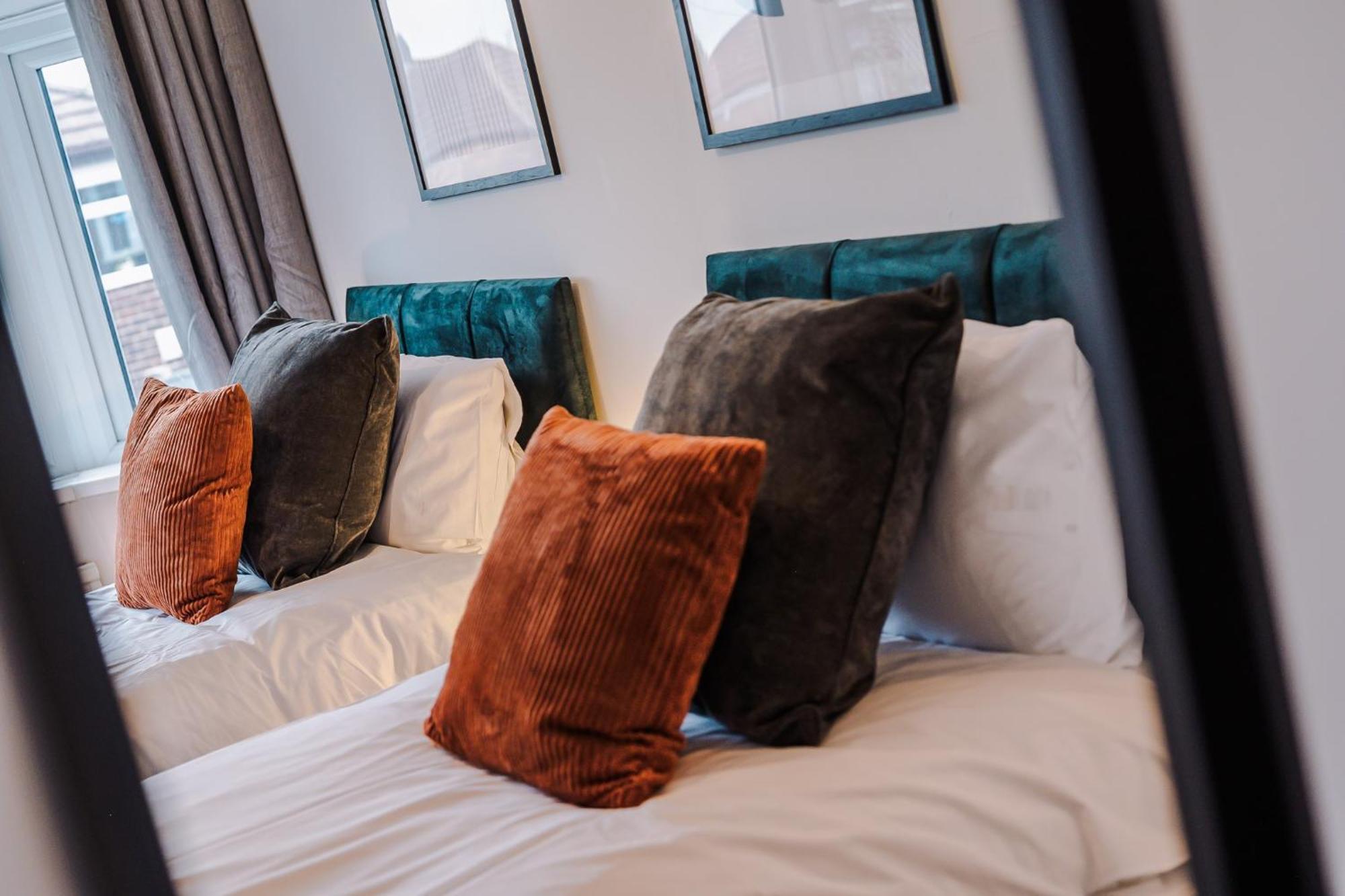 3 Bed Home, With Parking Sleeps 5 People Located Close To Etihad Stadium & Centre - Elm-g House *