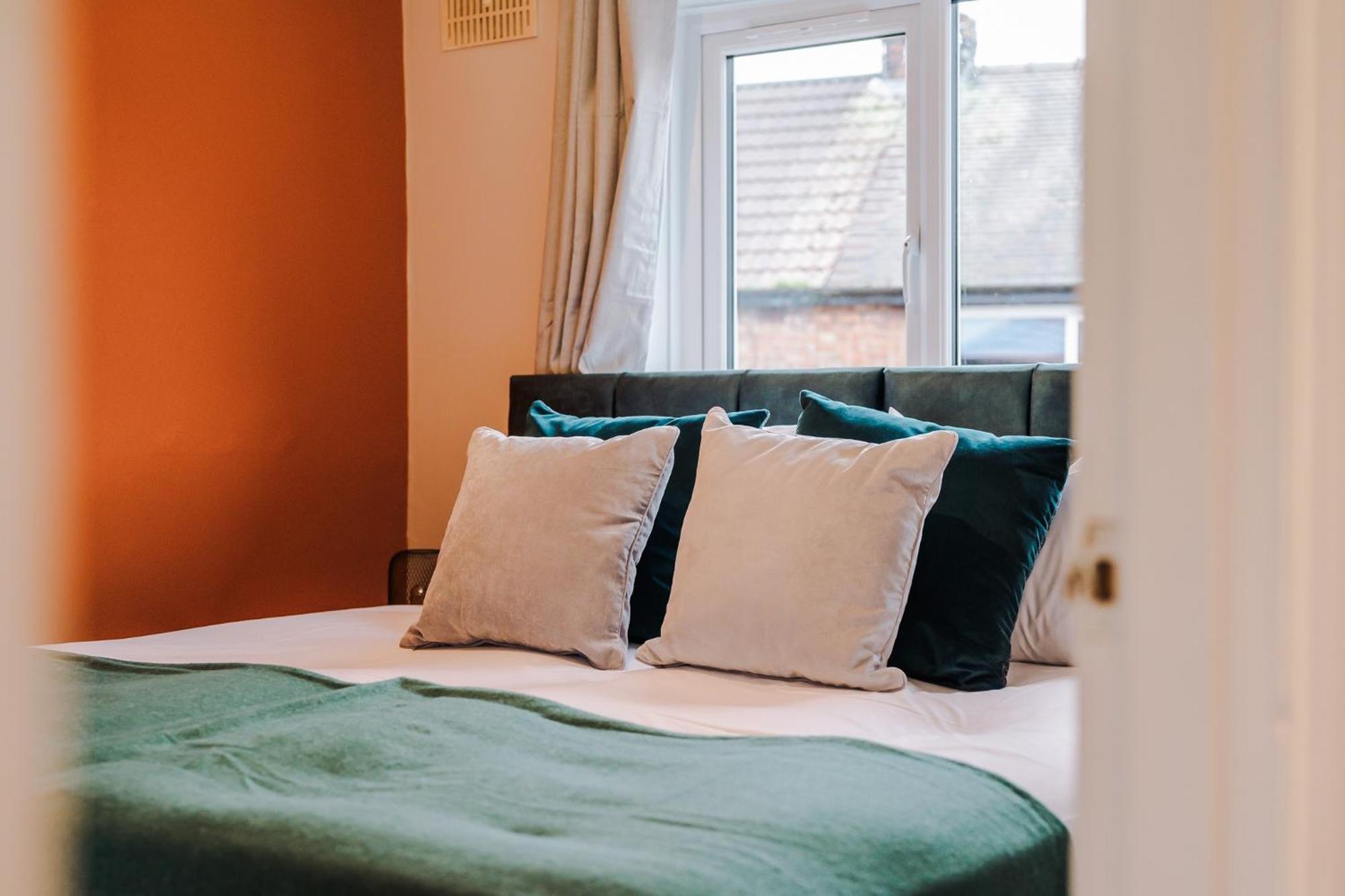 3 Bed Home, With Parking Sleeps 5 People Located Close To Etihad Stadium & Centre - Elm-g House Holiday home *