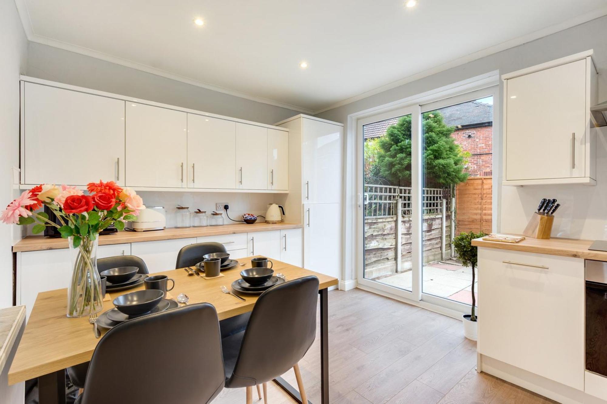 Holiday home 3 Bed Home, With Parking Sleeps 5 People Located Close To Etihad Stadium & Centre - Elm-g House Droylsden