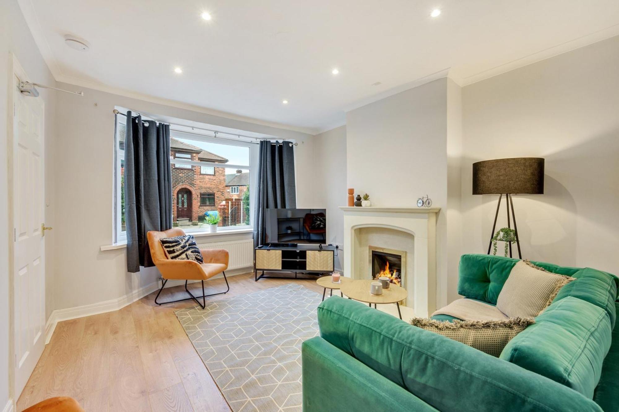 3 Bed Home, With Parking Sleeps 5 People Located Close To Etihad Stadium & Centre - Elm-g House Holiday home *