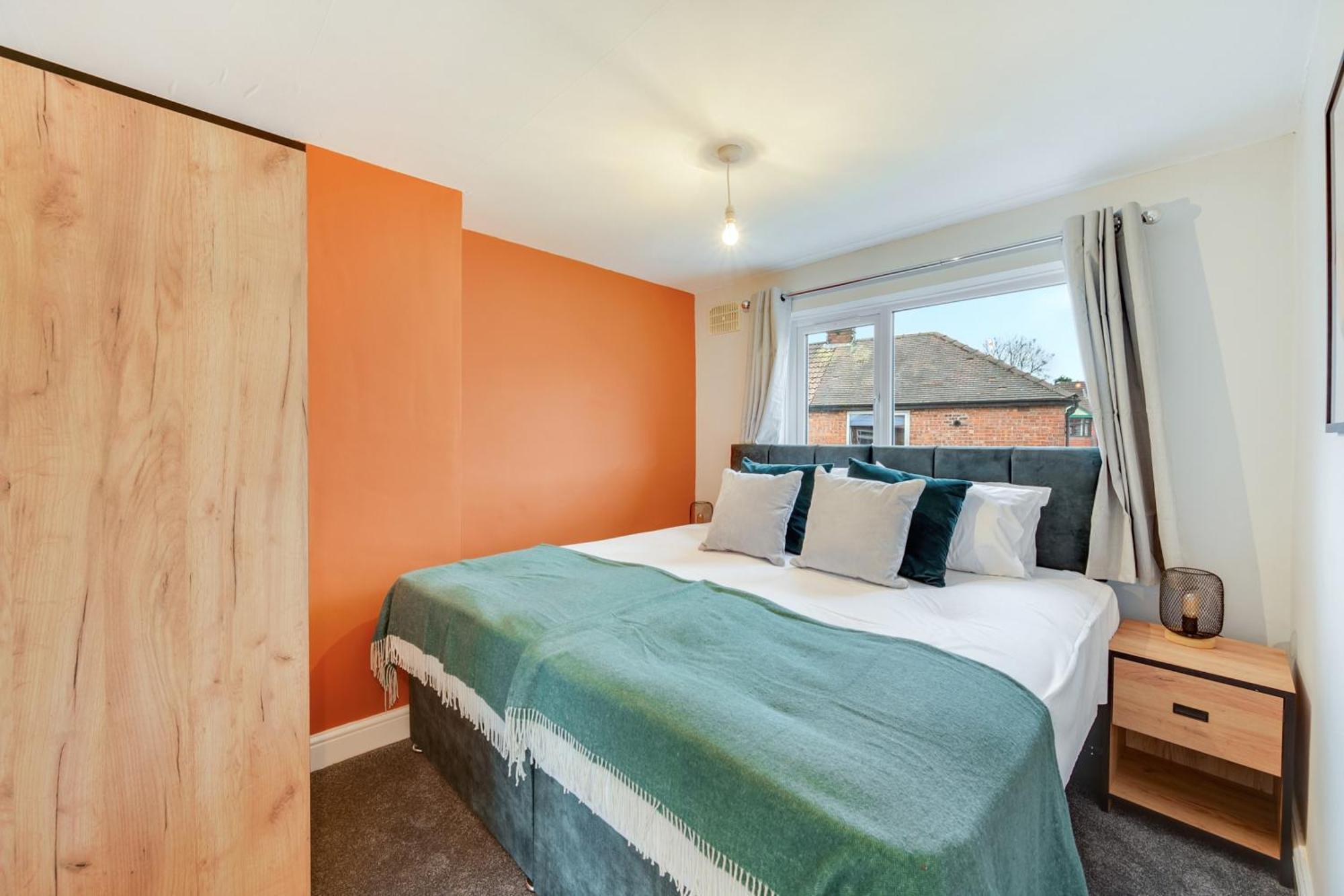 Holiday home 3 Bed Home, With Parking Sleeps 5 People Located Close To Etihad Stadium & Centre - Elm-g House