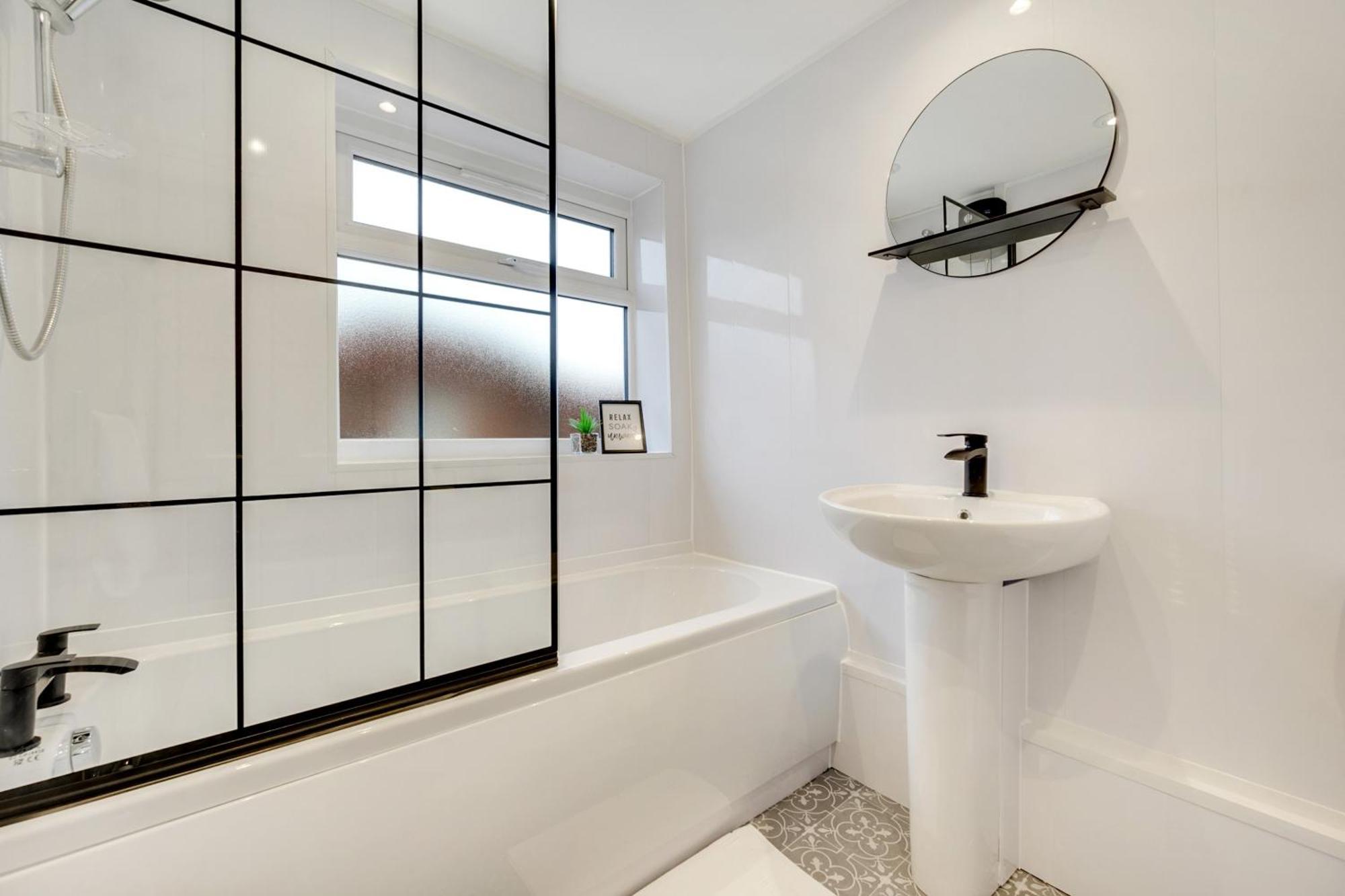 Holiday home 3 Bed Home, With Parking Sleeps 5 People Located Close To Etihad Stadium & Centre - Elm-g House