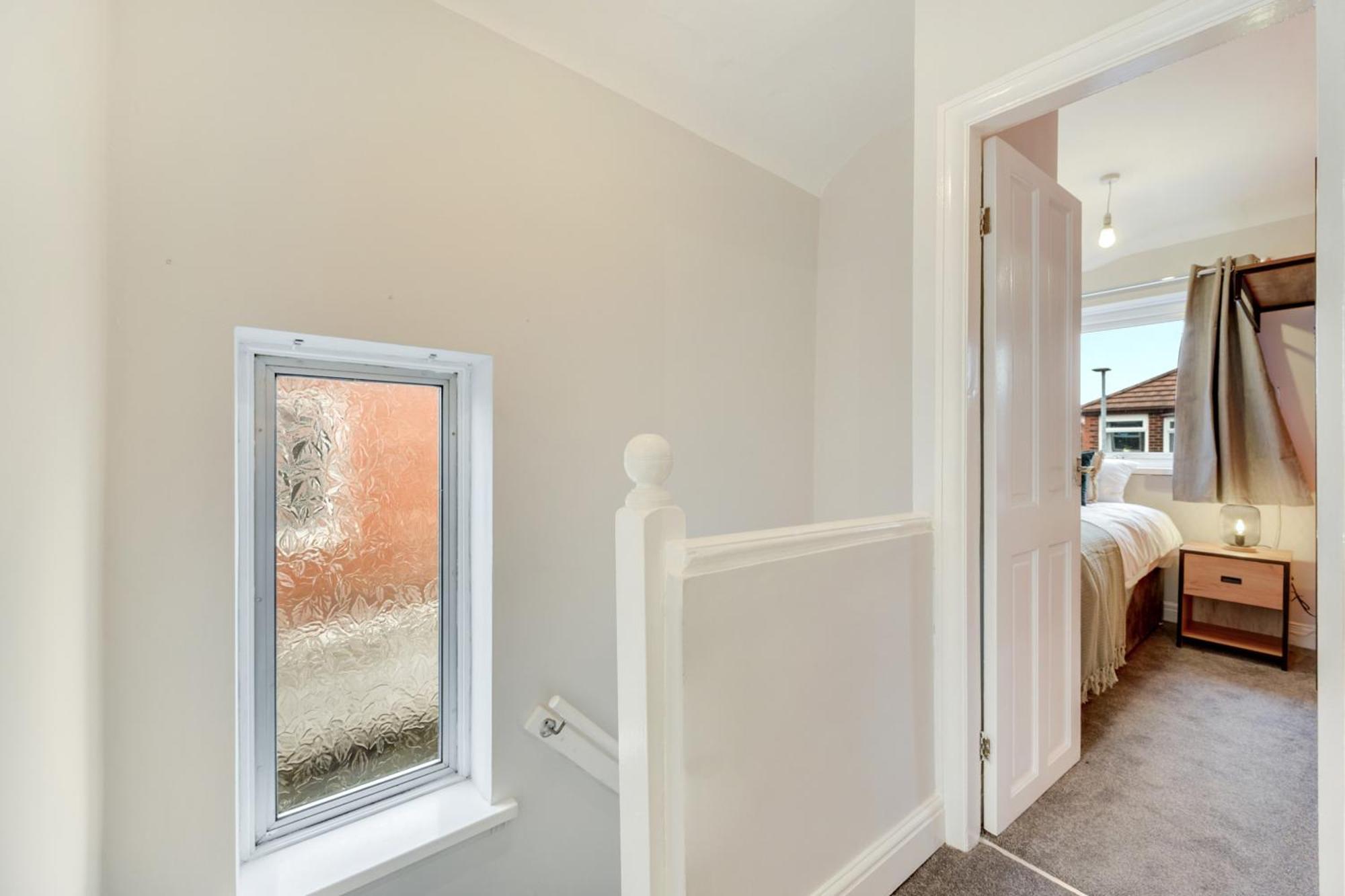 3 Bed Home, With Parking Sleeps 5 People Located Close To Etihad Stadium & Centre - Elm-g House Holiday home Droylsden