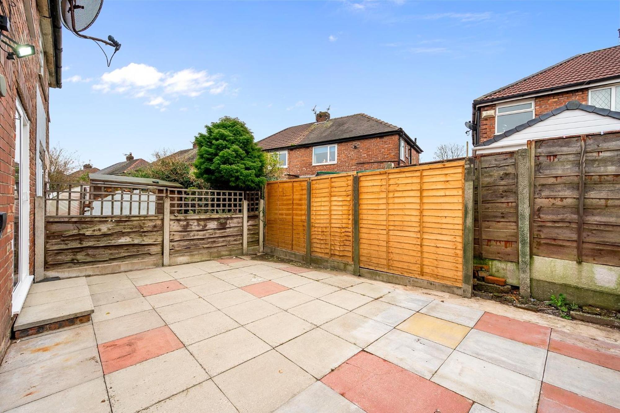 3 Bed Home, With Parking Sleeps 5 People Located Close To Etihad Stadium & Centre - Elm-g House *