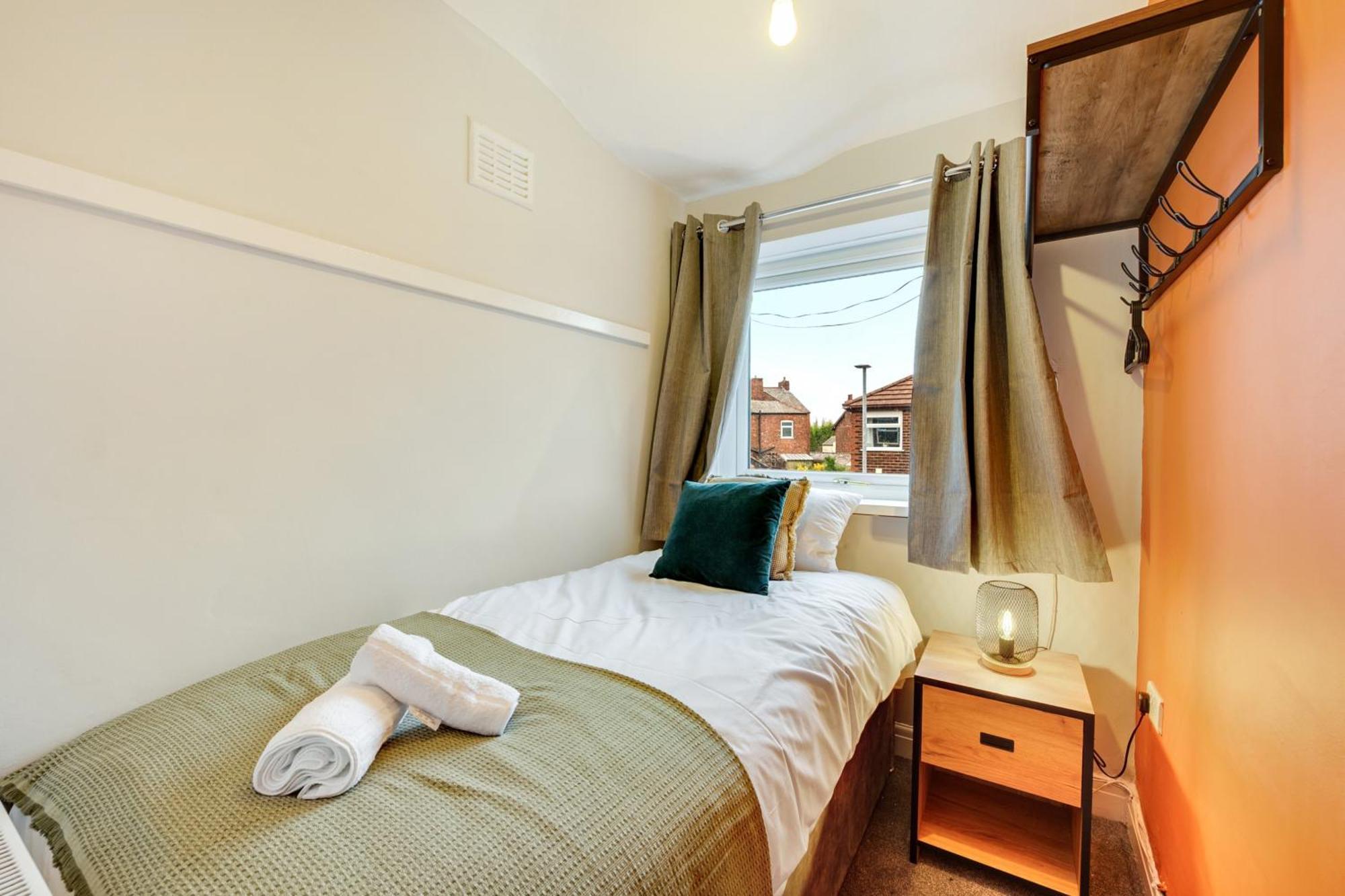 3 Bed Home, With Parking Sleeps 5 People Located Close To Etihad Stadium & Centre - Elm-g House
