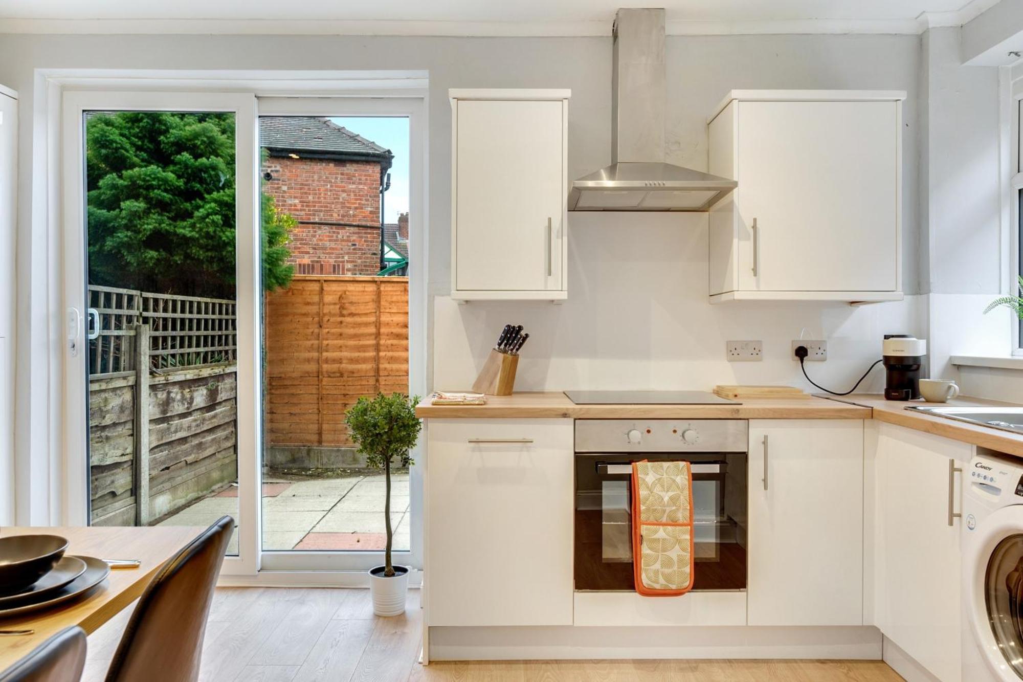 Holiday home 3 Bed Home, With Parking Sleeps 5 People Located Close To Etihad Stadium & Centre - Elm-g House