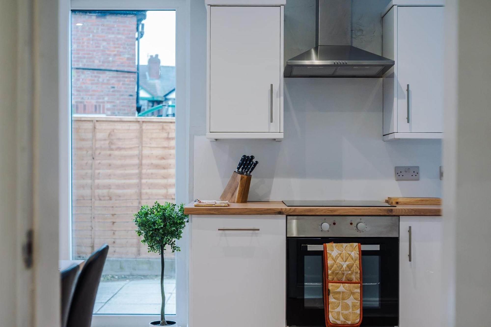 3 Bed Home, With Parking Sleeps 5 People Located Close To Etihad Stadium & Centre - Elm-g House Holiday home Droylsden