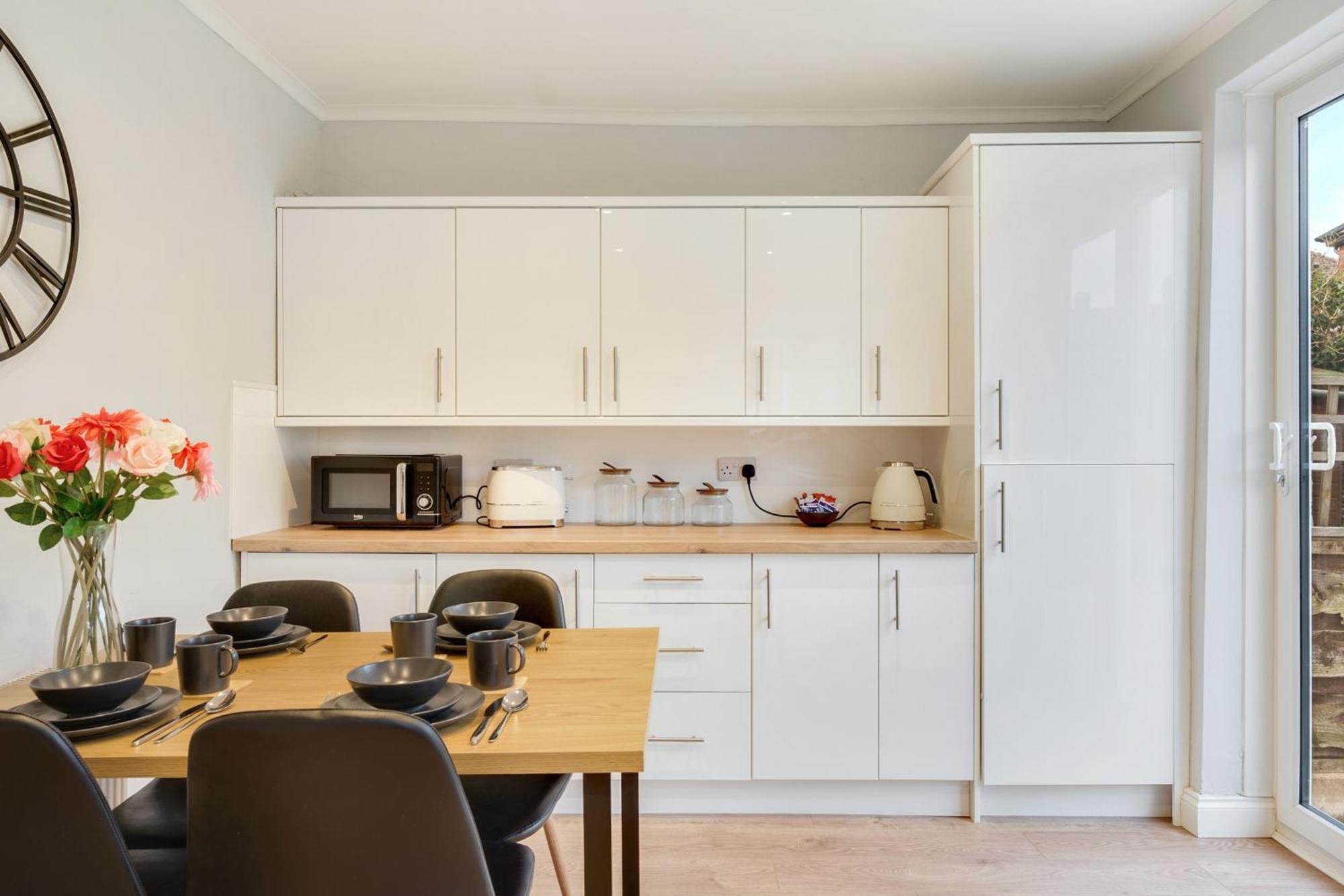 3 Bed Home, With Parking Sleeps 5 People Located Close To Etihad Stadium & Centre - Elm-g House