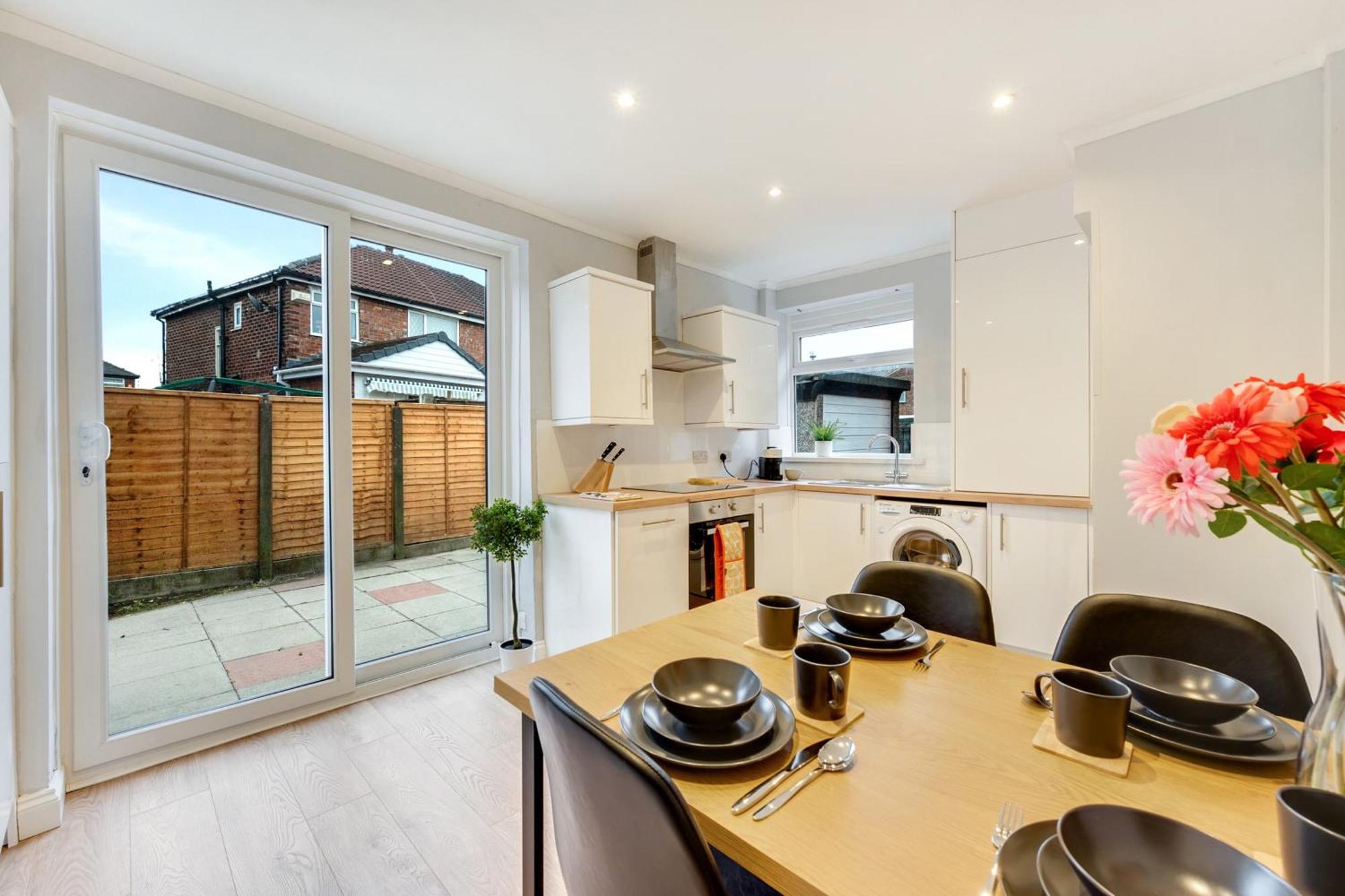 3 Bed Home, With Parking Sleeps 5 People Located Close To Etihad Stadium & Centre - Elm-g House * Droylsden